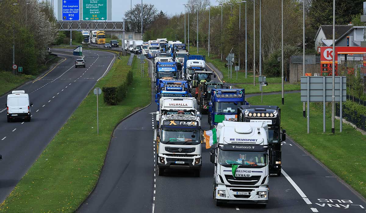 07/04/'26 A convoy of trucks, vans and tractors pictured this morning on the N4 eastbound at Palmerstown , as they head into the city centre during a go-slow protest about rising fuel prices......Picture Colin Keegan, Collins, Dublin.